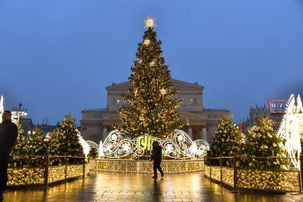 Предновогодняя иллюминация на Театральной площади в Москве