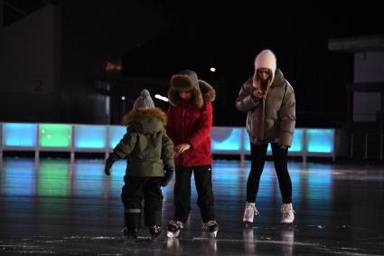 Каток в парке \"Сокольники\" в Москве