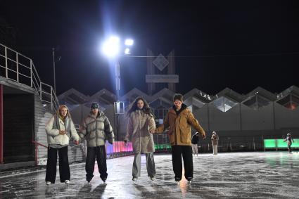 Каток в парке \"Сокольники\" в Москве