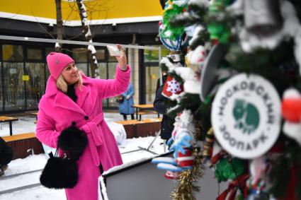 В Московском зоопарке открыли главную экоёлку страны