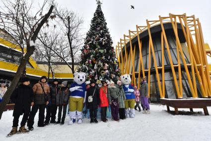 В Московском зоопарке открыли главную экоёлку страны