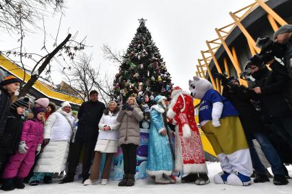 В Московском зоопарке открыли главную экоёлку страны