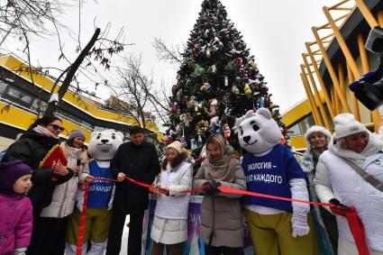 В Московском зоопарке открыли главную экоёлку страны