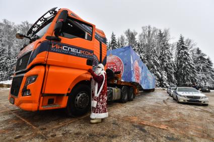 Отправка главной новогодней елки в Кремль