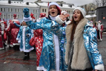 Шествие Дедов Морозов и Снегурочек в Москве