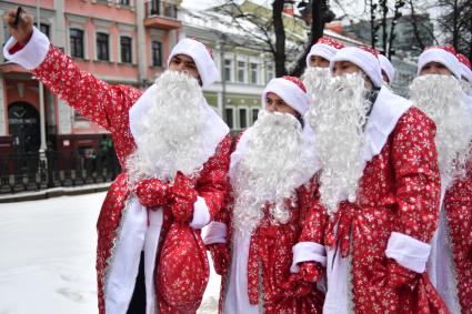 Шествие Дедов Морозов и Снегурочек в Москве