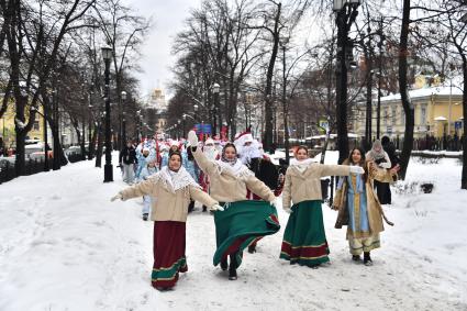 Шествие Дедов Морозов и Снегурочек в Москве