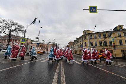 Шествие Дедов Морозов и Снегурочек в Москве