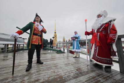 Дед Мороз и Петр I дали залп с Петропавловской крепости