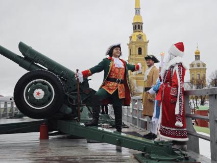 Дед Мороз и Петр I дали залп с Петропавловской крепости