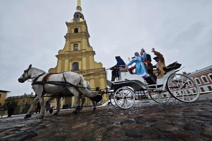 Дед Мороз и Петр I дали залп с Петропавловской крепости