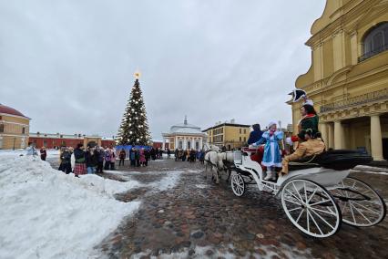 Дед Мороз и Петр I дали залп с Петропавловской крепости