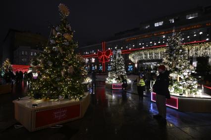 Открытие выставки дизайнерских елей \"Любимые фильмы детства\" в Москве