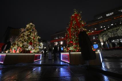 Открытие выставки дизайнерских елей \"Любимые фильмы детства\" в Москве