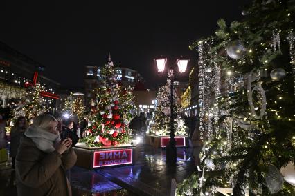 Открытие выставки дизайнерских елей \"Любимые фильмы детства\" в Москве