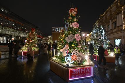 Открытие выставки дизайнерских елей \"Любимые фильмы детства\" в Москве