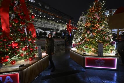 Открытие выставки дизайнерских елей \"Любимые фильмы детства\" в Москве