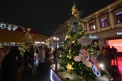 Открытие выставки дизайнерских елей \"Любимые фильмы детства\" в Москве