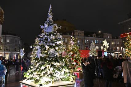 Открытие выставки дизайнерских елей \"Любимые фильмы детства\" в Москве