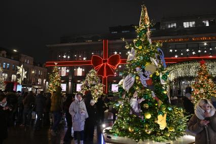 Открытие выставки дизайнерских елей \"Любимые фильмы детства\" в Москве