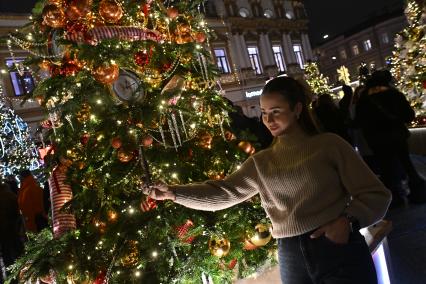 Открытие выставки дизайнерских елей \"Любимые фильмы детства\" в Москве