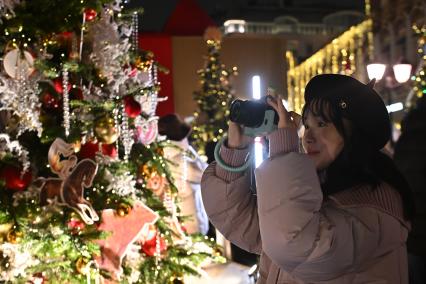 Открытие выставки дизайнерских елей \"Любимые фильмы детства\" в Москве