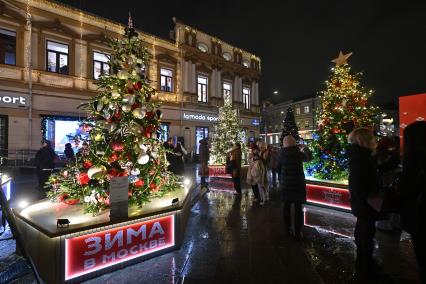 Открытие выставки дизайнерских елей \"Любимые фильмы детства\" в Москве