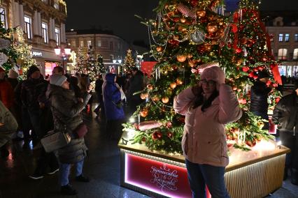 Открытие выставки дизайнерских елей \"Любимые фильмы детства\" в Москве