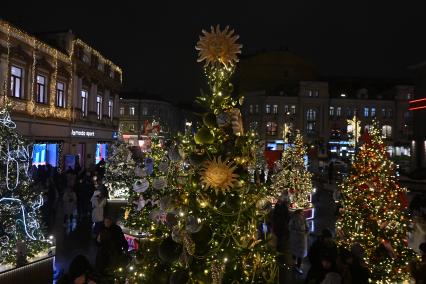 Открытие выставки дизайнерских елей \"Любимые фильмы детства\" в Москве