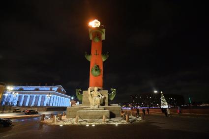 В Санкт-Петербурге зажгли факелы Ростральных колонн в честь Рождества