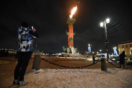 В Санкт-Петербурге зажгли факелы Ростральных колонн в честь Рождества