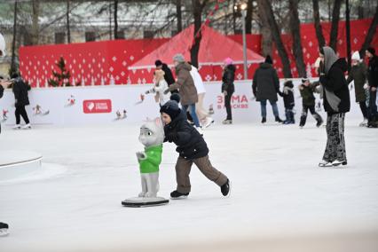 Каток на Болотной площади в Москве