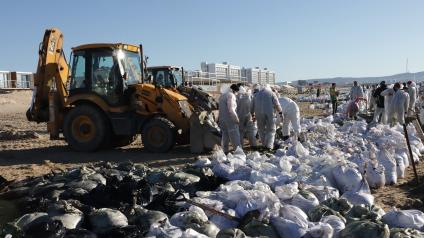 Волонтеры убирают пляж в Анапе после разлива мазута в Черном море