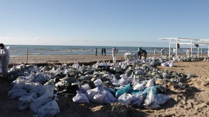 Волонтеры убирают пляж в Анапе после разлива мазута в Черном море