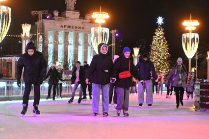 Каток на ВДНХ в Москве