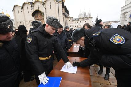 Церемония приведения к присяге военнослужащих Президентского полка на Соборной площади Кремля