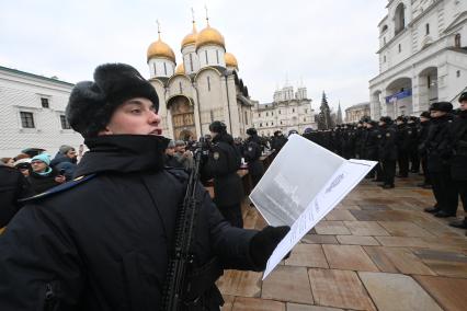 Церемония приведения к присяге военнослужащих Президентского полка на Соборной площади Кремля