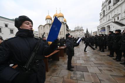 Церемония приведения к присяге военнослужащих Президентского полка на Соборной площади Кремля