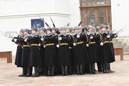 Церемония приведения к присяге военнослужащих Президентского полка на Соборной площади Кремля