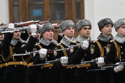 Церемония приведения к присяге военнослужащих Президентского полка на Соборной площади Кремля