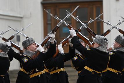 Церемония приведения к присяге военнослужащих Президентского полка на Соборной площади Кремля