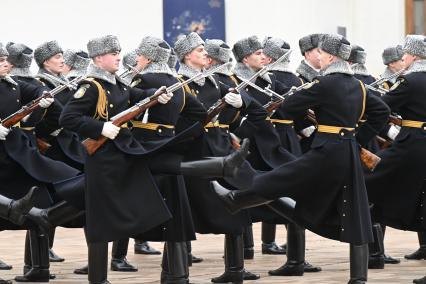 Церемония приведения к присяге военнослужащих Президентского полка на Соборной площади Кремля