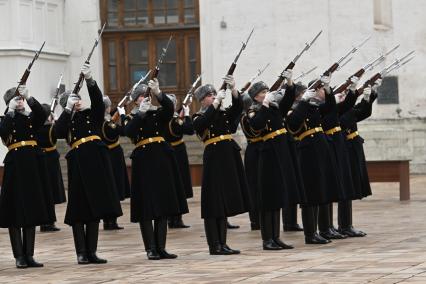 Церемония приведения к присяге военнослужащих Президентского полка на Соборной площади Кремля