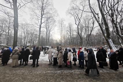 Верующие молятся день памяти Святой Блаженной Ксении Петербургской в Санкт-Петербурге