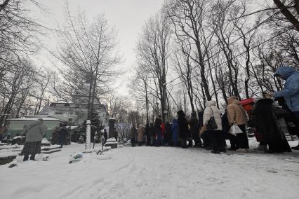 Верующие молятся день памяти Святой Блаженной Ксении Петербургской в Санкт-Петербурге