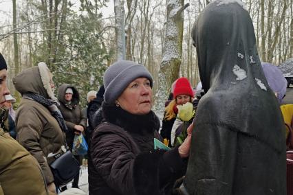 Верующие молятся день памяти Святой Блаженной Ксении Петербургской в Санкт-Петербурге