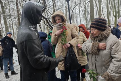 Верующие молятся день памяти Святой Блаженной Ксении Петербургской в Санкт-Петербурге