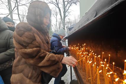 Верующие молятся день памяти Святой Блаженной Ксении Петербургской в Санкт-Петербурге