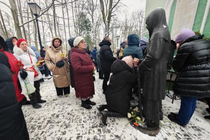 Верующие молятся день памяти Святой Блаженной Ксении Петербургской в Санкт-Петербурге