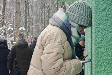 Верующие молятся день памяти Святой Блаженной Ксении Петербургской в Санкт-Петербурге